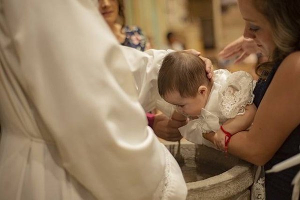 Comment choisir le parrain, la marraine, le prénom et la tenue de son enfant pour son baptême?